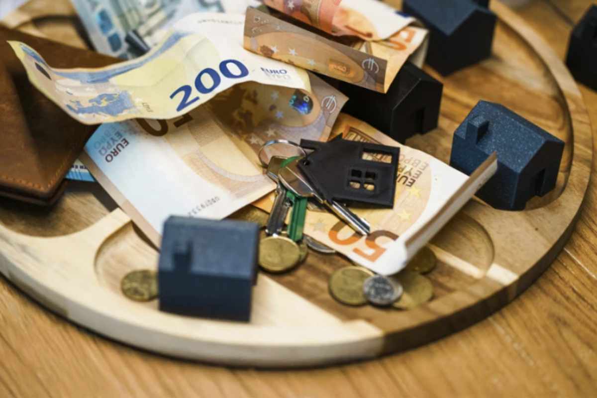 Questa misura interessa sia i privati che affittano immobili per brevi periodi sia gli operatori professionali, inclusi gestori