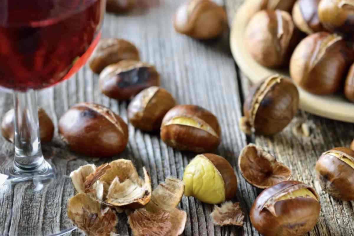 Tradizionalmente, la raccolta delle castagne si svolge durante gite domenicali nei boschi, esperienze che coinvolgono spesso famiglie