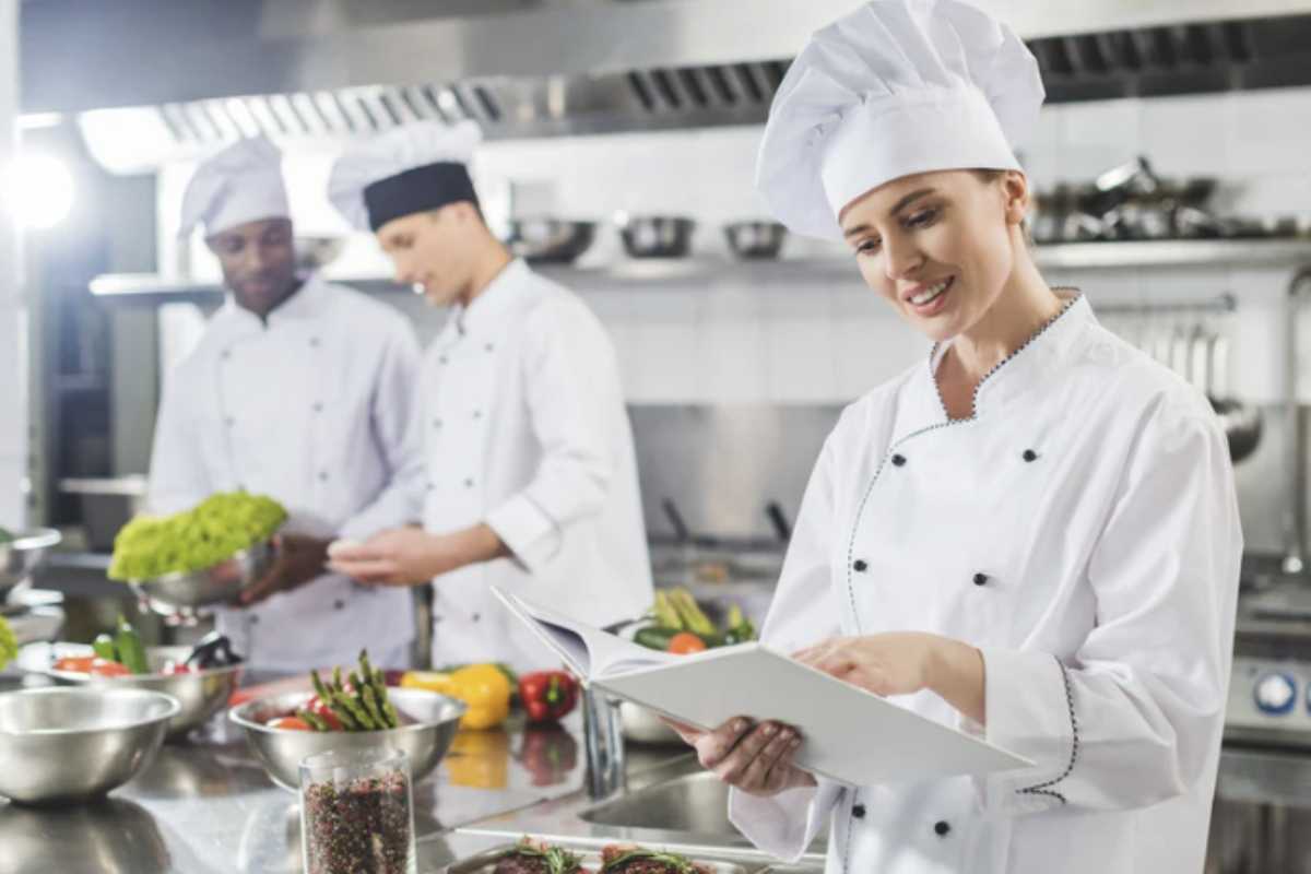 L’autunno è una stagione ricca di sapori e colori, e la cucina si tinge di tonalità calde e avvolgenti. Il brie al forno si inserisce perfettamente in questo scenario