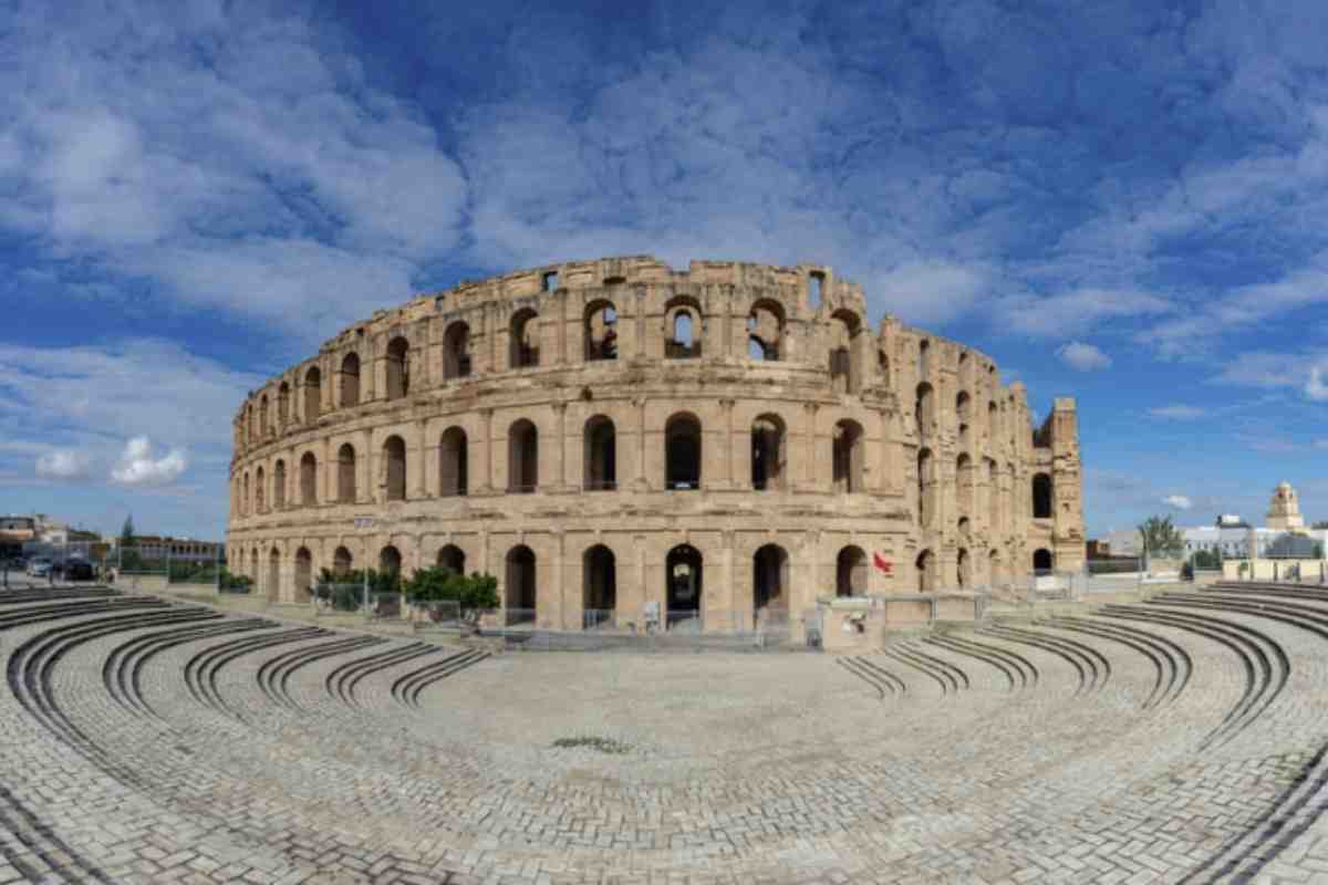Il Colosseo di Roma, noto anche come Anfiteatro Flavio, fu costruito tra il 70 e l’80 d.C. dagli imperatori Vespasiano