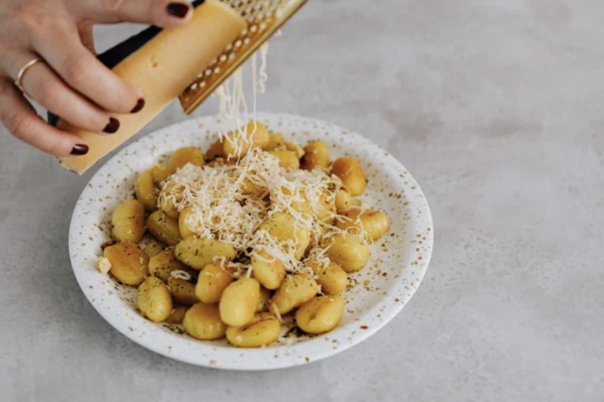 L’abbinamento perfetto per gli gnocchi di zucca è la salsa al gorgonzola, una crema liscia e saporita che esalta il gusto dolce della zucca