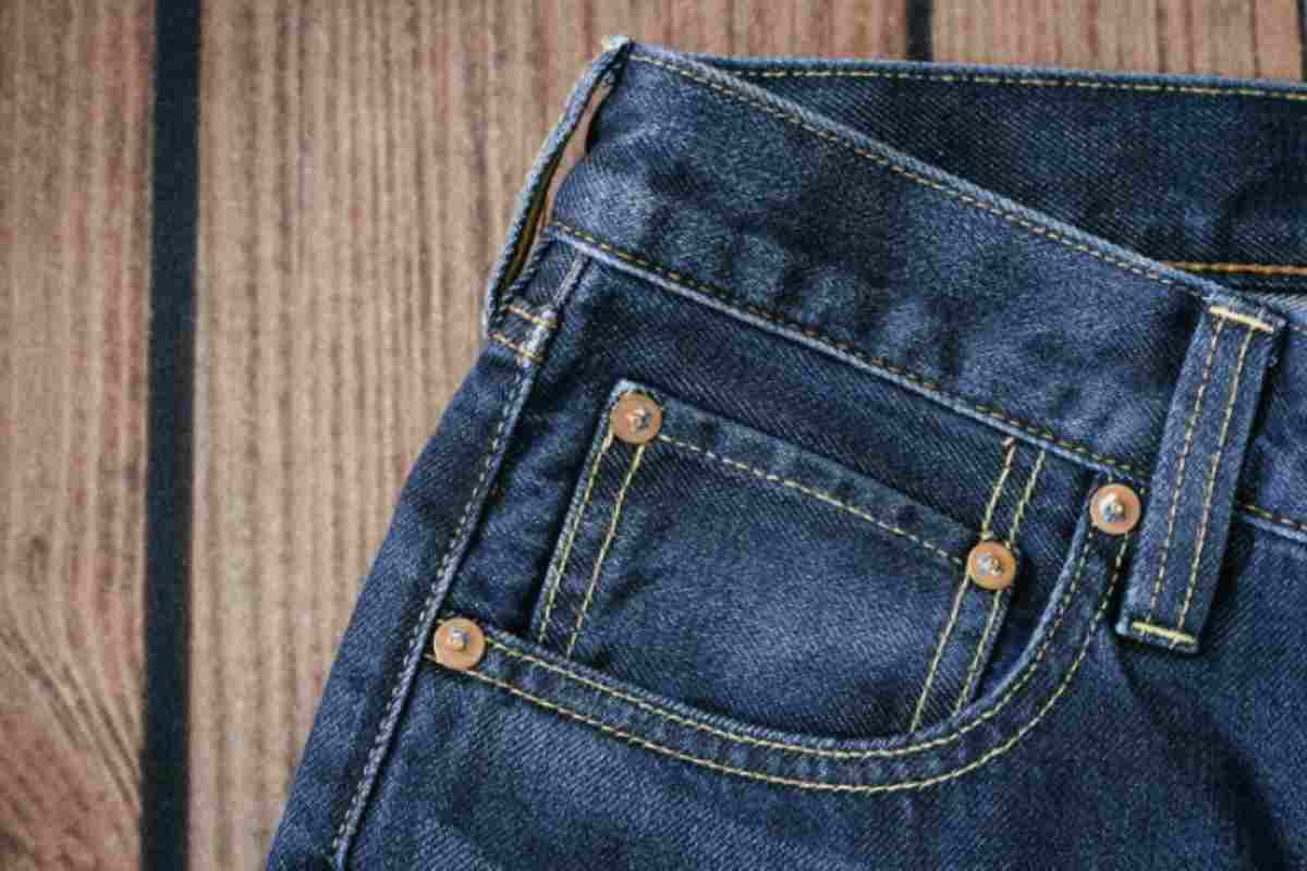 Il denim non è solo un tessuto ma un simbolo culturale, legato a una lunga tradizione di abbigliamento casual e resistente.