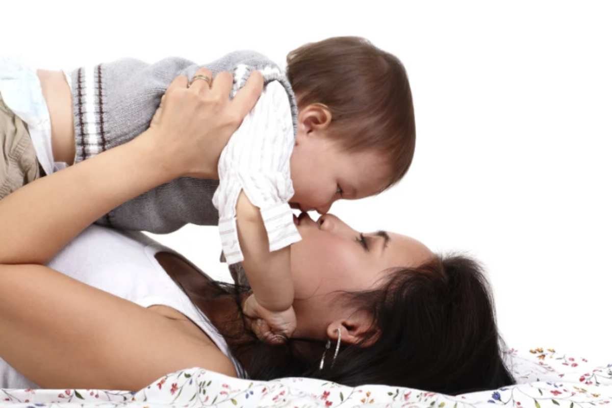 La Manovra di bilancio ha posticipato al 2027 l’entrata in vigore dell’esonero contributivo parziale previsto per le madri con almeno due figli.