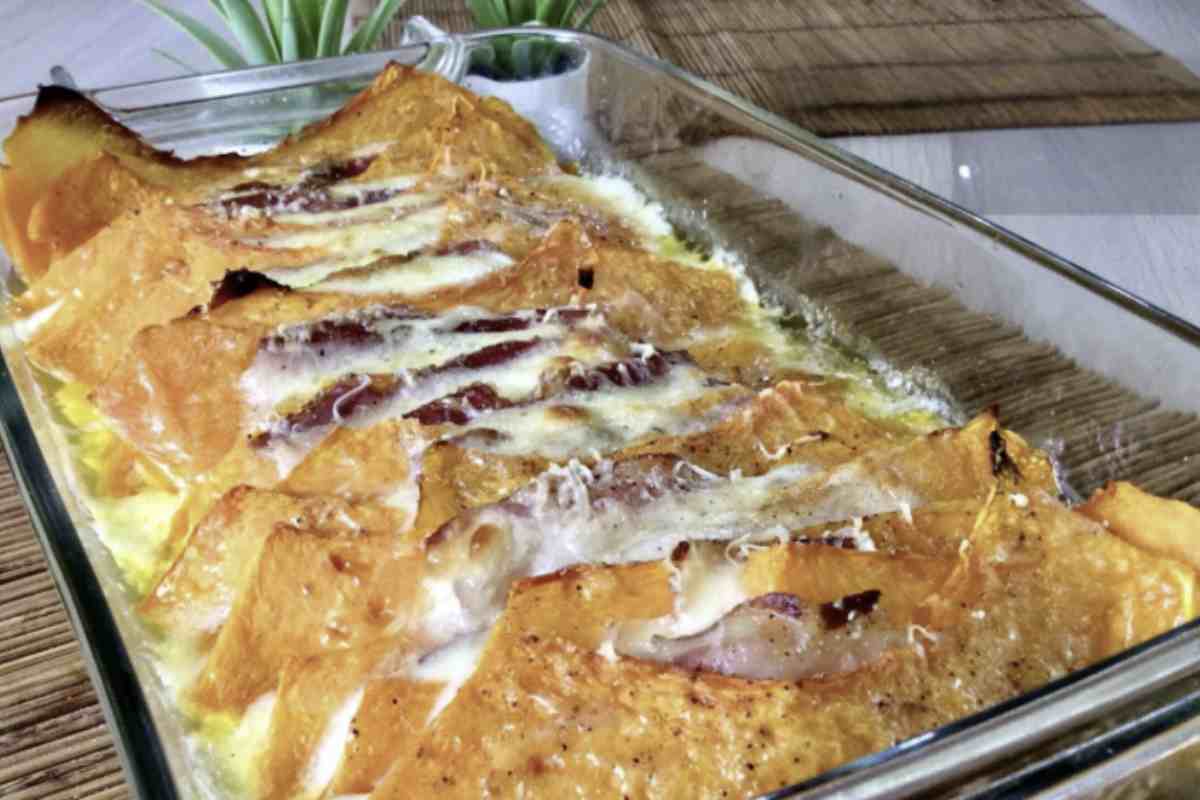 La ricetta tradizionale prevede l’uso di pancetta e provola affumicata per un sapore più deciso, ma è possibile realizzare versioni più leggere