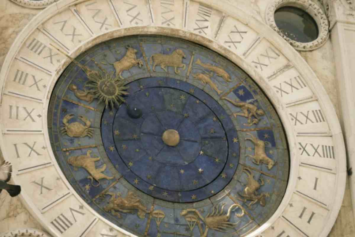 Intenso e passionale, lo Scorpione è segnato dalla gelosia e da un bisogno di controllo che può creare tensioni e sfiducia nelle relazioni.