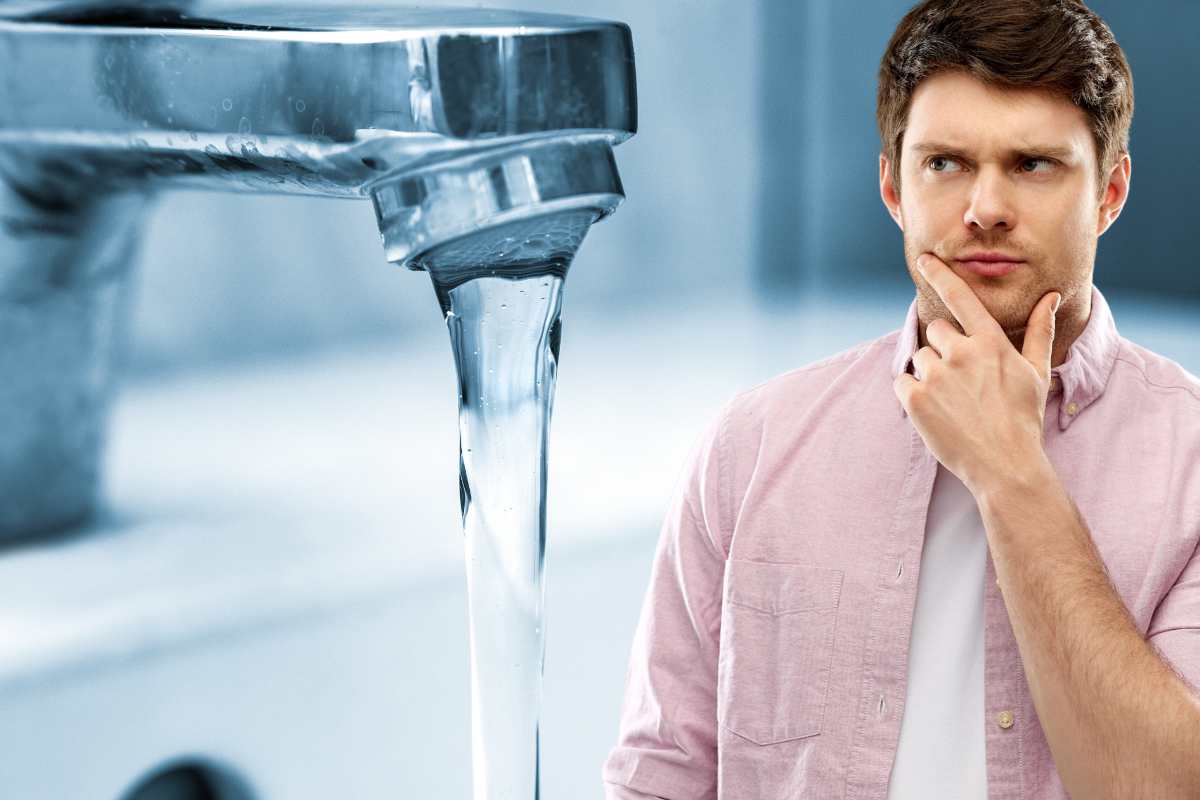 acqua lavandino e uomo dubbio