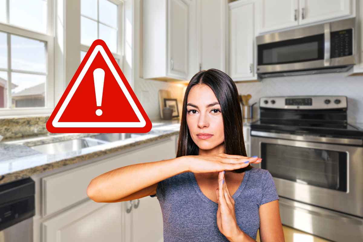 donna gesto no pericolo cucina