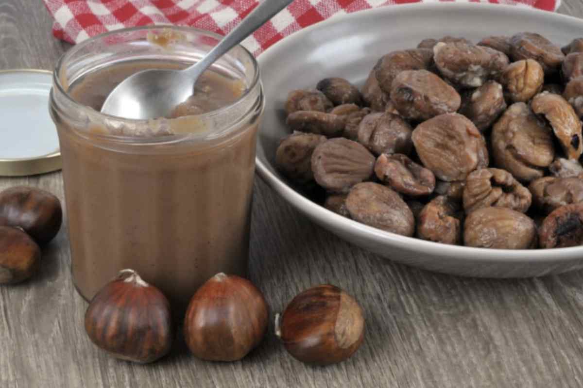 La scelta delle castagne è fondamentale: è preferibile utilizzare frutti turgidi, senza ammaccature o annerimenti, per garantire una conservazione