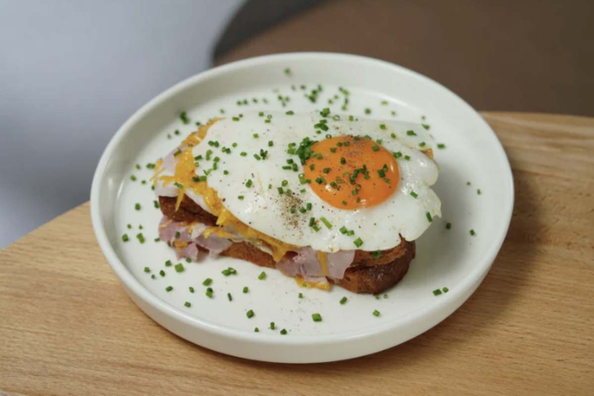 Nato nei primi anni del Novecento in un café parigino, questo toast farcito con prosciutto cotto e formaggio ha subito diverse trasformazioni