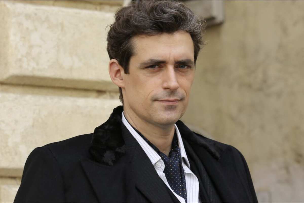 Il personaggio di Enrico continua a essere al centro della trama con la rivelazione del suo problema di salute: deciso a non nascondere più nulla