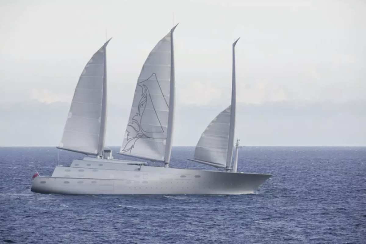 Nonostante l’ammirazione per la sua innovazione, lo yacht A non è esente da critiche. Alcuni esperti del settore lamentano l’aspetto “minaccioso”