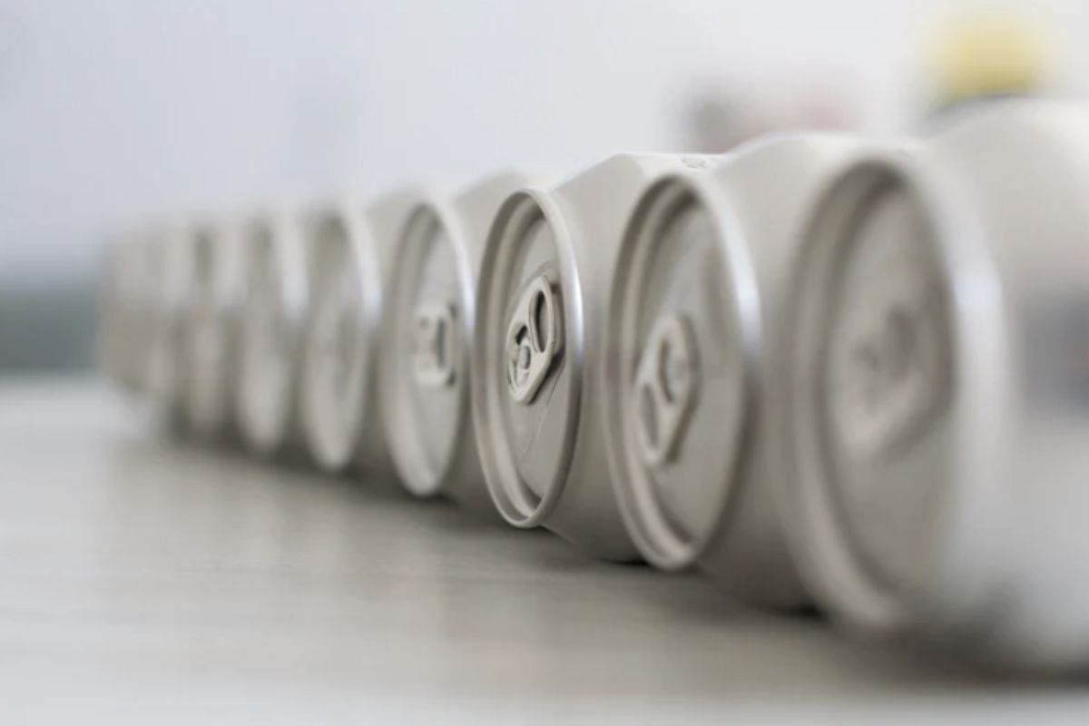 Per massimizzare l’efficacia delle lattine appese, è consigliabile posizionarle in modo che siano esposte ai raggi del sole e al vento