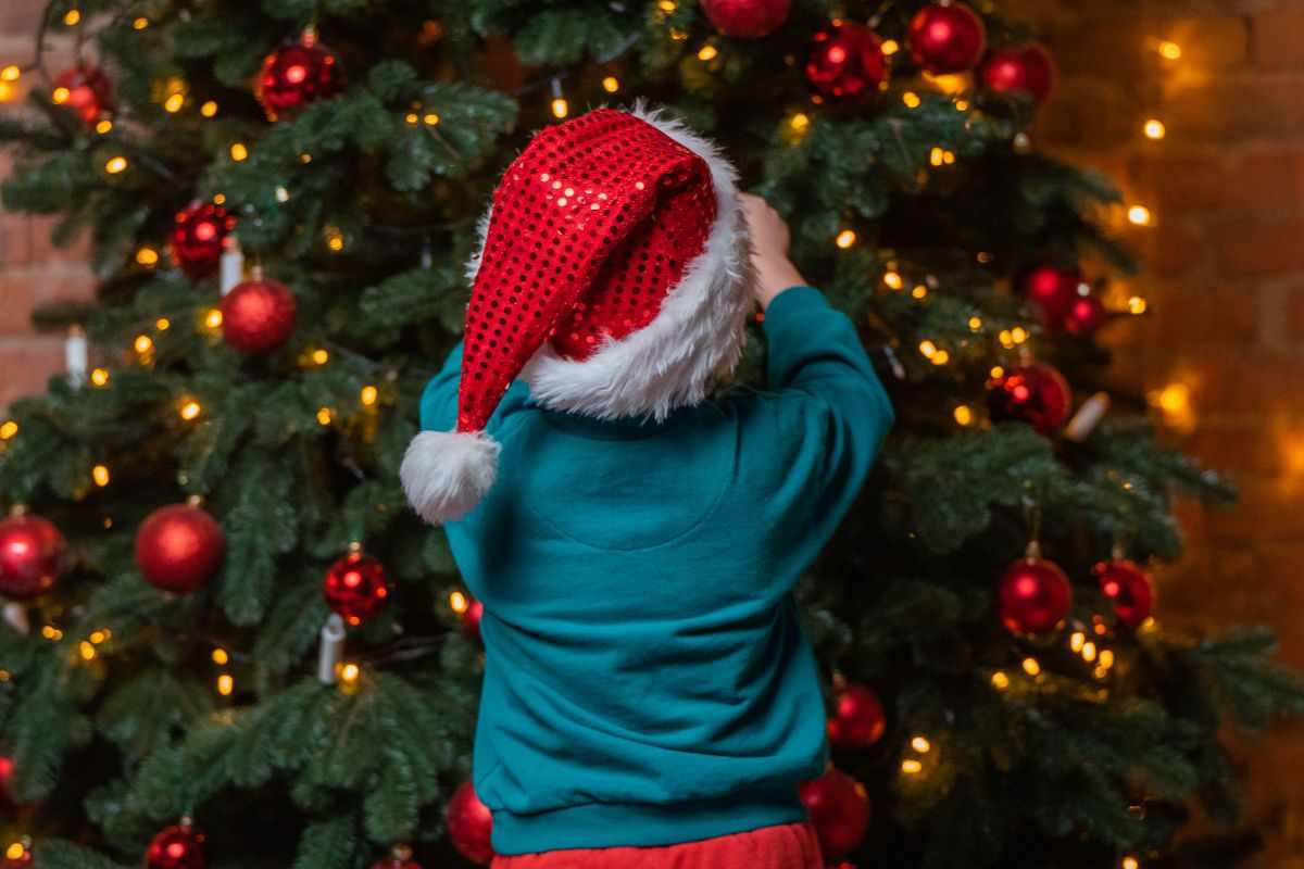 Come nascondere i fili dell'albero di Natale