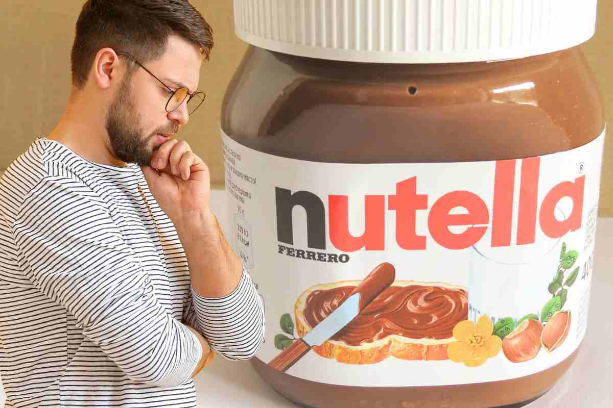 barattolo nutella uomo preoccupato