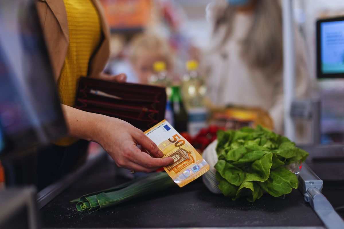 pagamento della spesa in contanti o con la carta?