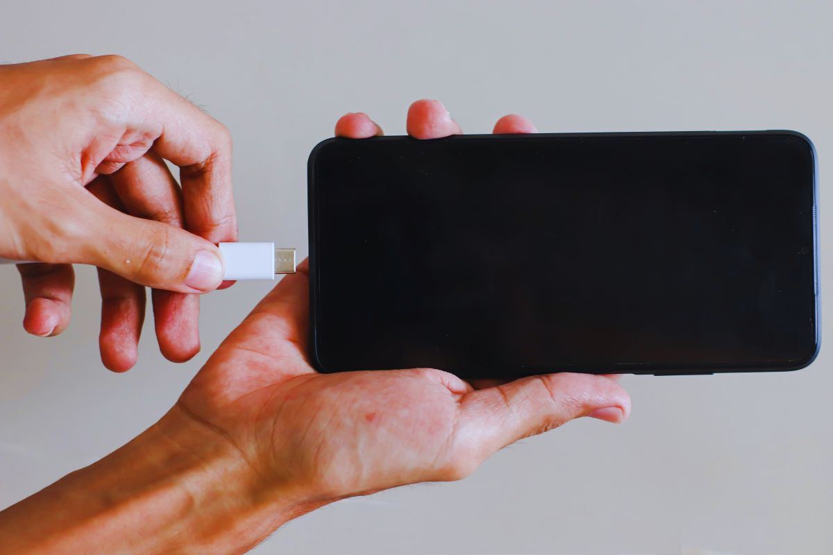 caricare telefono con la modalità inversa