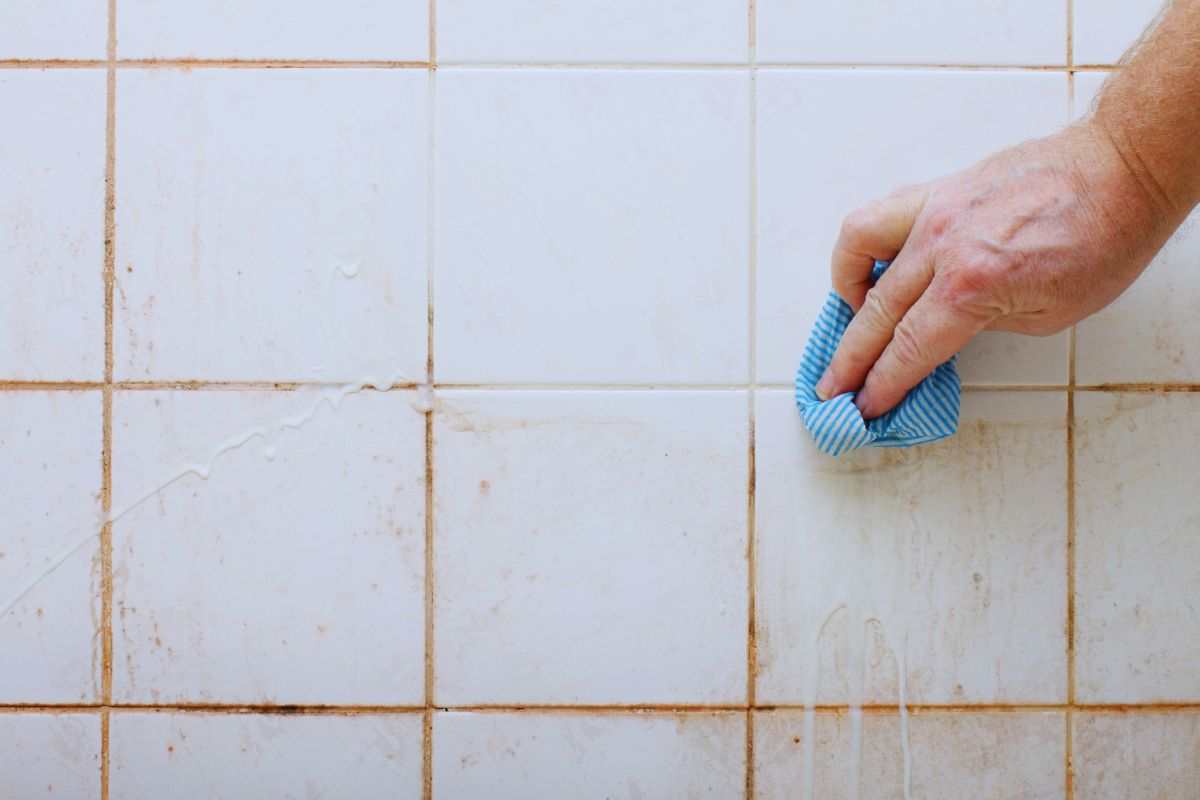 pulizia delle mattonelle