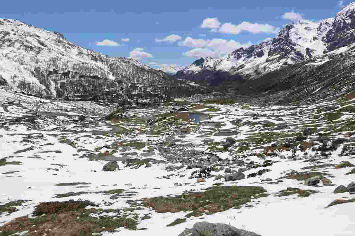 È il lago blu più affascinante d'Italia, sembra di essere in Alaska